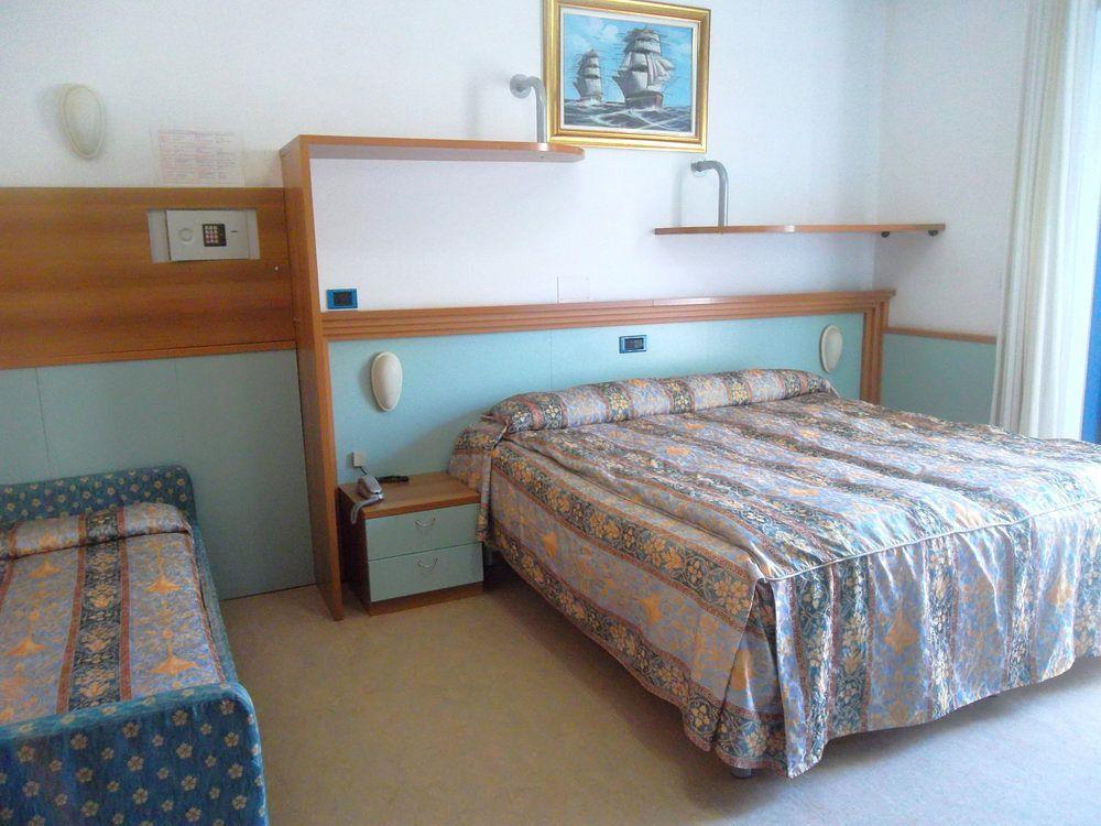 Hotel Marina Розето-дельи-Абруцци Экстерьер фото